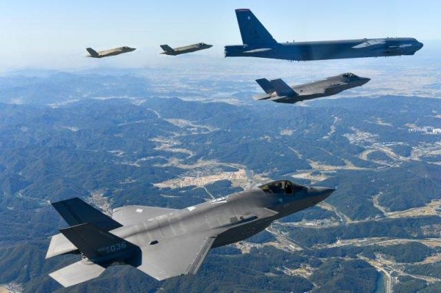 ¹Ì±¹ °ø±º B-52H Àü·«Æø°Ý±â¿Í Çѱ¹ °ø±ºÀÇ F-35A ÀüÅõ±âµéÀÌ 2023³â 10¿ù 17ÀÏ Çѹݵµ »ó°ø¿¡¼ ÇÑ¹Ì ¿¬ÇÕ°øÁßÈÆ·ÃÀ» ½Ç½ÃÇϰí ÀÖ´Ù »çÁø°ø±º
