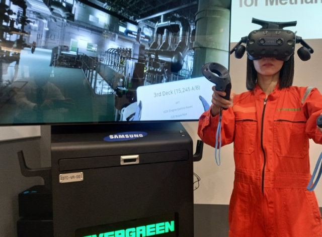VR ¼Ö·ç¼ÇÀ» ½Ã¿¬ÇÏ´Â ¿¡¹ö±×¸° ÀÛ¾÷ÀÚ »çÁø»ï¼ºÁß°ø¾÷