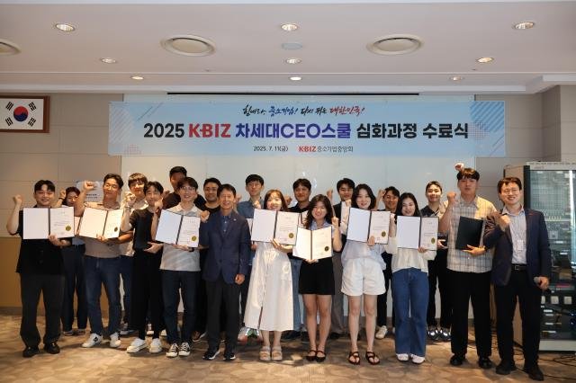 Áö³ 11ÀÏ KBIZ Â÷¼¼´ë CEO½ºÄð ½ÉȰúÁ¤ Á¦21±â ¼ö·á½Ä¿¡¼ Âü¼®ÀÚµéÀÌ ±â³äÃÔ¿µÀ» Çϰí ÀÖ´Ù »çÁøÁß±âÁß¾Óȸ