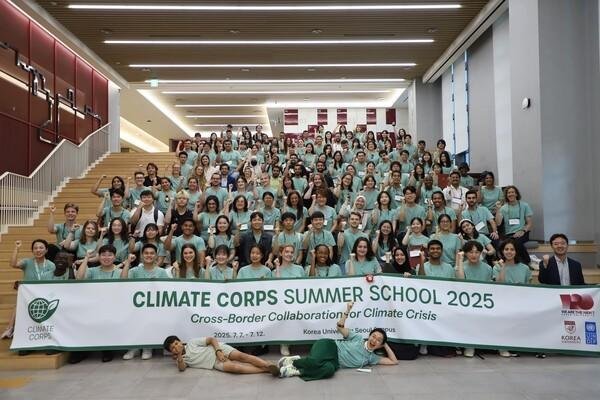 Climate Corps Summer School¿¡¼ Âü°¡ÀÚµéÀÌ ´Üü »çÁøÀ» ÃÔ¿µÇϰí ÀÖ´Ù »çÁø°í·Á´ë