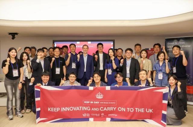 ¡®KSF IR Day with British Embassy¡¯ Âü°¡ÀÚµéÀÌ 16ÀÏ ´Üü»çÁøÀ» Âï°í ÀÖ´Ù »çÁøÄÚ¸®¾Æ½ºÅ¸Æ®¾÷Æ÷·³