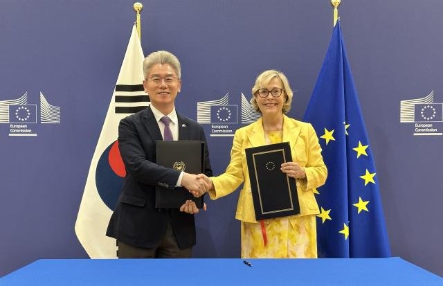 À¯Á¤Çö ÁÖº§±â¿¡EU ´ë»çÁÂ¿Í ½Ã±×³× ¶ù¼Ò EU ÁýÇàÀ§ ¿¬±¸Çõ½ÅÃѱ¹ ºÎÃѱ¹ÀåÀÌ 17ÀÏÇöÁö½Ã°£ º§±â¿¡ ºê·ò¼¿¿¡¼ È£¶óÀÌÁð À¯·´ ÁØÈ¸¿ø±¹ °¡ÀÔÀ» À§ÇÑ ÀÇÁ¤¼¸¦ ±³È¯Çϰí ÀÖ´Ù »çÁø¿¬ÇÕ´º½º
