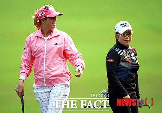 ()  ũӿ 2012 ׽Ŀ Ųӿ Բ ÷ϴ .  2012 LPGA ŷèǾ 忡 ݵ, 12  9Ȧ   ְ  ߴ./ý