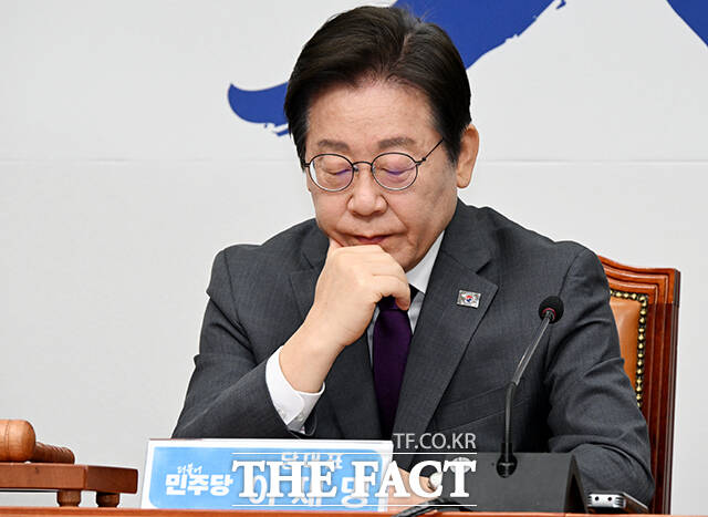  Ҿִ 뼱 ĺ Ź  ǿ    1 ´.  ǰῡ  뼱 Ǽ 䵿ĥ  ִ ŭ ġǿ 尨  ִ. / 