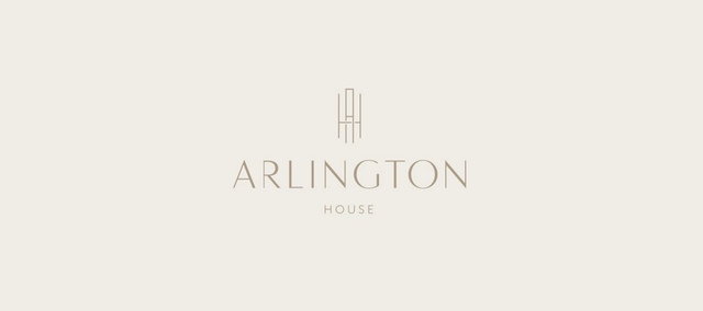 '˸ Ͽ콺' ΰ. ˸ Ͽ콺   ߽ɺ Ʈӽ ó ġ  Ʈ. ˸ Ͽ콺 ΰ 'Arlington' 'House'  ܾ ̴ϼ A H յ ׷̴. /ڽ