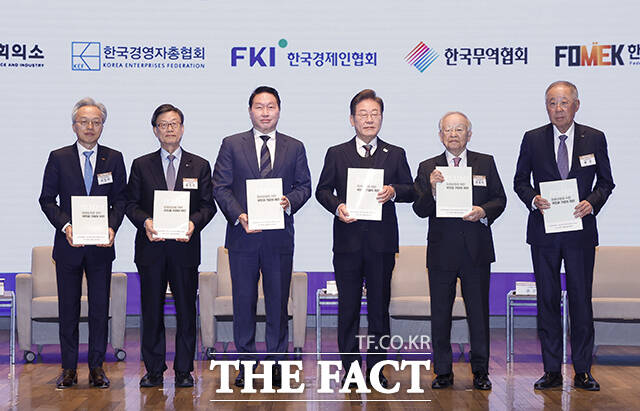  Ҿִ 뼱ĺ 5ü 8  ߱ ѻȸǼҿ   Ҿִ 뼱ĺ û 5ü ȸ å   Կ ϰ ִ. ʺ  ѱ߰߱ȸ,  ѱȸ, ¿ ѻȸǼ ȸ,  ĺ, հ ѱ濵ȸ,  ѱȸ. /ȸ