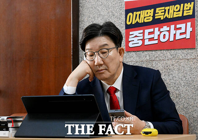 Ǽ  ǥ 8   ǵ ȸ ǥ տ 蹮  뼱ĺ Ѵ Ҽ 뼱 ĺ  ȭ ˱ϴ ܽ  ̾ ִ. / 