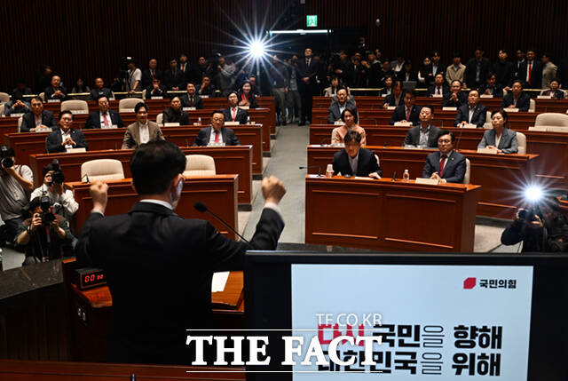 蹮  뼱ĺ 11   ǵ ȸ  ǿȸ  λ縻 ϸ  ָ ̰ ִ.
