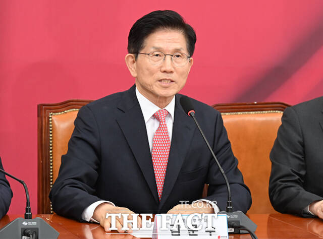 蹮  뼱ĺ 11   ǵ ȸ  ߾ӼŴåȸ ȸǿ   ߾ϰ ִ. /ȸ=̻ 