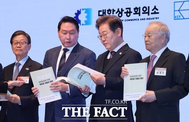(  °) Ҿִ 뼱ĺ  8  ߱ ѻȸǼҿ  뼱ĺ û 5ü å   ¿(  °) ѻ ȸ ȭϰ ִ. /ý