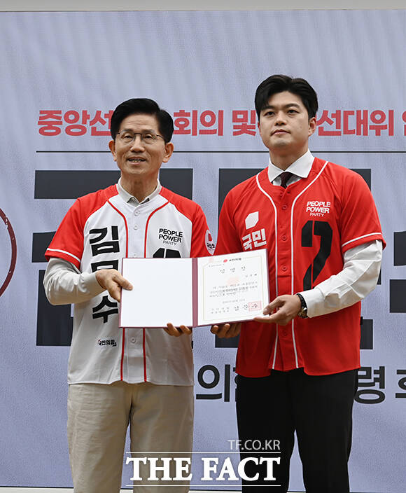 蹮  뼱 ĺ() 12    ǵ  ߾Ӵ翡  ߾Ӽ Ӹ Ŀ  ǿ Ӹ     ִ. /ǵ= 