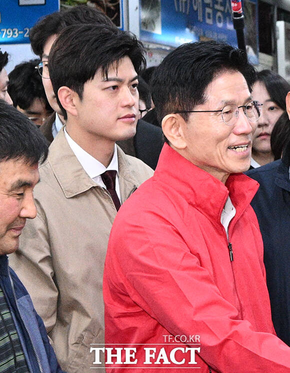  뼱ĺ ü   ǿ å    ǿ() 12   ı 忡 蹮  뼱 ĺ ϰ ִ. / 