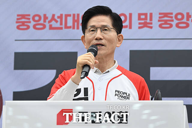 蹮  뼱 ĺ 12    ǵ  ߾Ӵ翡  ߾Ӽ Ӹ Ŀ λ縻 ϰ ִ. /ǵ= 