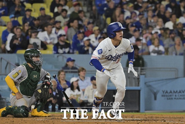 LA  () 15 Ŭ ֽƽ 2025 MLB Ȩ ⿡ 2-3  5ȸ   ַ 򸮱 1ȣ Ȩ ϰ ִ./LA=AP.ý