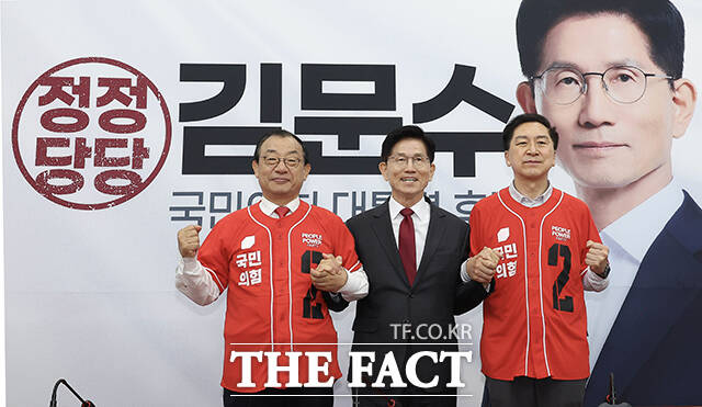 蹮  뼱 ĺ() 15   ǵ ȸ  ߾Ӽ ȸ  ߾Ӽ Ӹ Ŀ  ,  忡 Ӹ   Կ ϰ ִ. /ӿ 