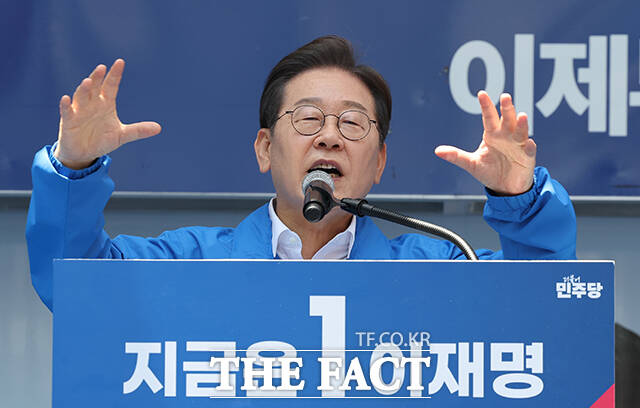 Ҿִ 뼱 ĺ 14 λ λ ǰŸ  λ ؾ λ   ϰ ִ. / 