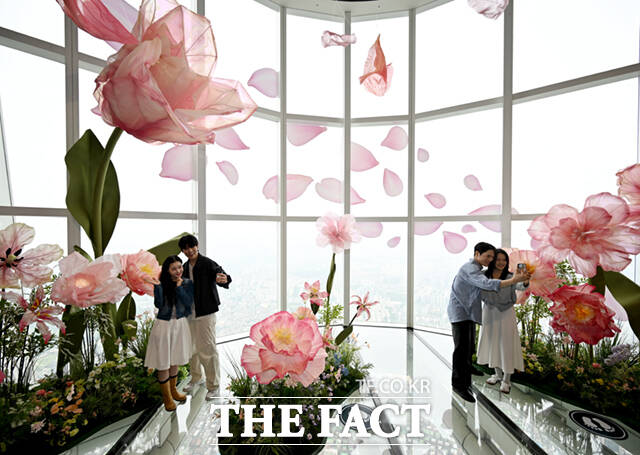   ԵŸ  'ｺī' ö ü  ' Ϲ : ö(Blooming Universe : Big Flower)'  , 20 ｺī̸ ã ùε    Կϰ ִ. /̻ 