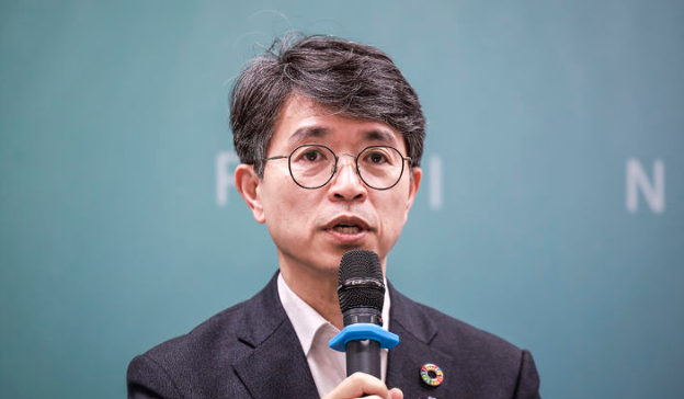 ϼ ȯ  23  ߱ ȸ   η 缺  Ŀ λ縻 ϰ ִ. / ý