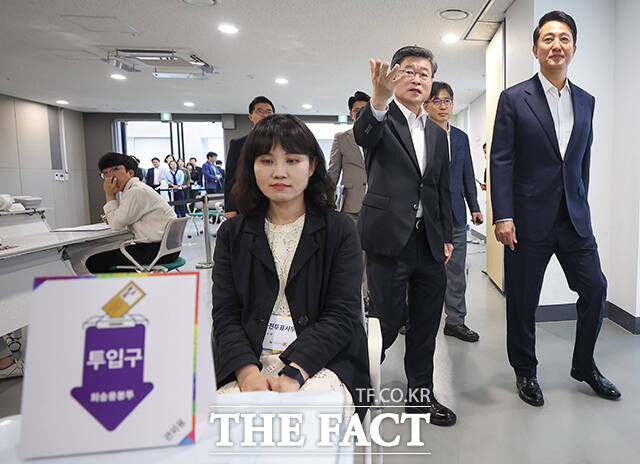   21 뼱 ǥ Ϸ յ 28   ߱ Ŵ紩Ϳ õ Ŵ絿ǥҸ ã  ϰ ִ. / 