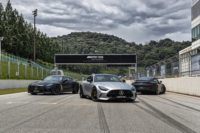2 ȭ AMG GT  Ʈ ɻ ƴ϶ ǻ뿡 ȭ ũ.  밡 2ν ߽̾ٸ,  GT 2+2 Ʈ  ä ǿ뼺  Ȱ뵵 Ű. AMG GT 55 4MATIC+. /޸- ڸ