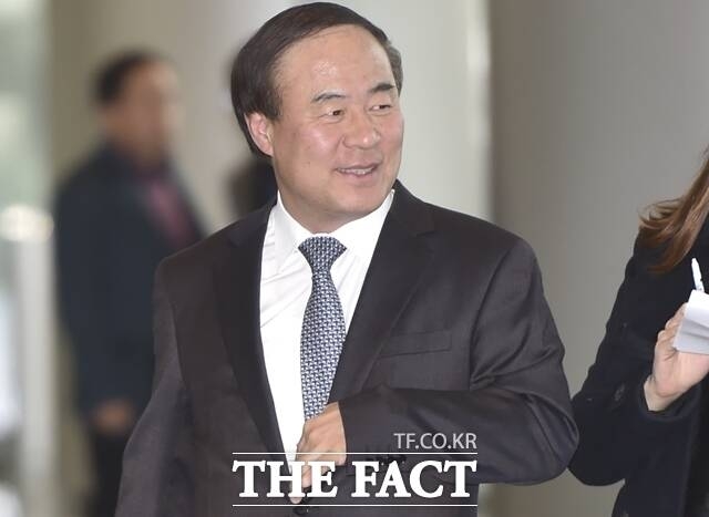  λ翡 ռ ⿡ CEO üϸ  ⸦  ǥ ʷδ Ｚ  ȸ  ִ. /Ʈ DB