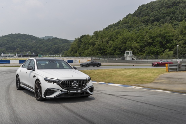 E 53 ̺긮 4MATIC+ 3.0  6  Ͱ յ ÷ ̺긮 𵨷, ý   585¿ Ѵ. /޸- ڸ