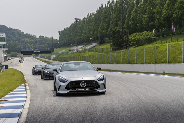 ޸- 10   2 AMG GT  ̰,  28   AMG ǵ̿ Ʈ ý 縦 . AMG GT 55 4MATIC+. /޸- ڸ