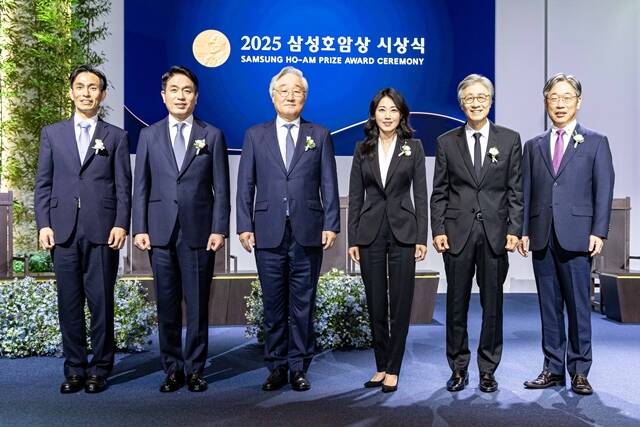 ż UCŬ (ʺ),   , ¿ KAIST , ۷θ  MIT , â ۰, 赿 ܹ ɾ ̻  Ｚȣϻ ڵ  Կ ϰ ִ. /ȣ