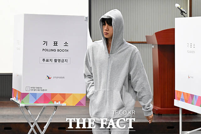 źҳ(BTS)  21    3   걸 ߺα õ ѳ 3ǥҿ ǥ ϰ ִ. / 