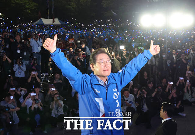  Ҿִ 뼱 ĺ 뼱 Ϸ յ 2  ǵ ȭǸ翡    հ  'ȣ 1' ǥϸ  ȣϰ ִ. / 