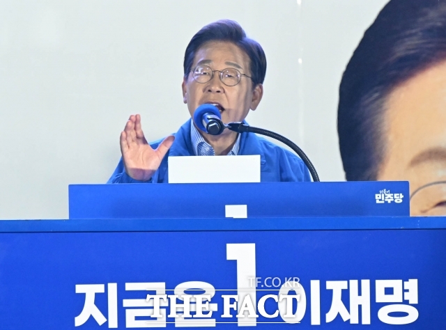  Ҿִ 뼱ĺ 2   ǵ ȭǸ翡   ϰ ִ. / 