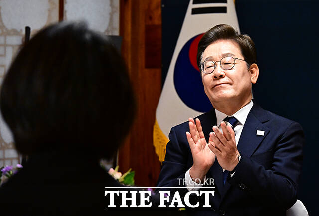  ΰ ϸ鼭    뼱ĺ  ǥߴ ȭ   ࿡  򸮰 ִ.   4   ǵ ȸ 翡  21      ڼ ġ ִ. /ȸ= 