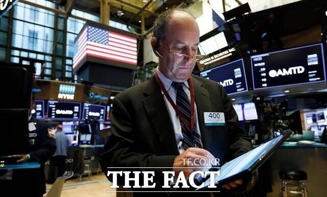 ð Ʈ Ʈ ̱ ɰ Ϸ ӽũ ׽ CEO ȭ ϶ ߴ. /AP. ý