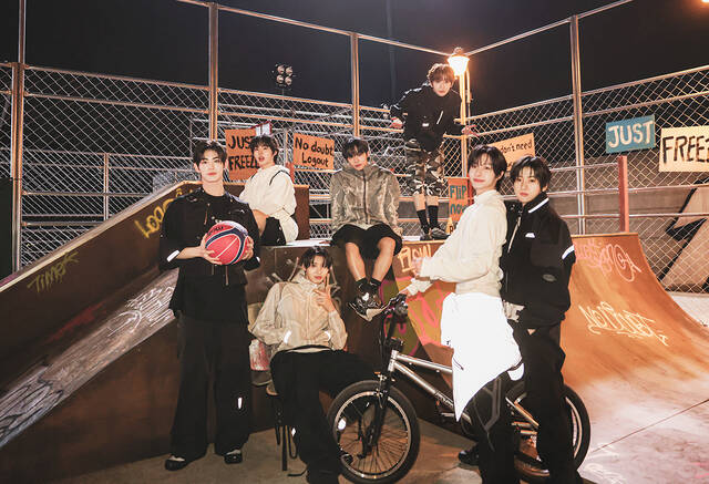 ŸƲ 'FREEZE' 90 Ÿ  , ۸ġ    ũ  ̴. Ժκ ķű ̾ ׾ƿø  'We don't need no education/ Ϸ Vacation'  Ʈ ִ  űø   ش. /JYP