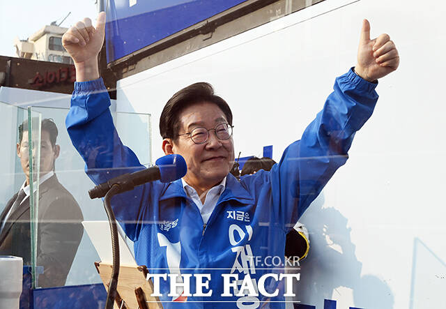  Ҿִ 뼱 ĺ 뼱 ǥ ù  29   ͹̳ 忡 ڵ鿡  ȣϰ ִ. / 