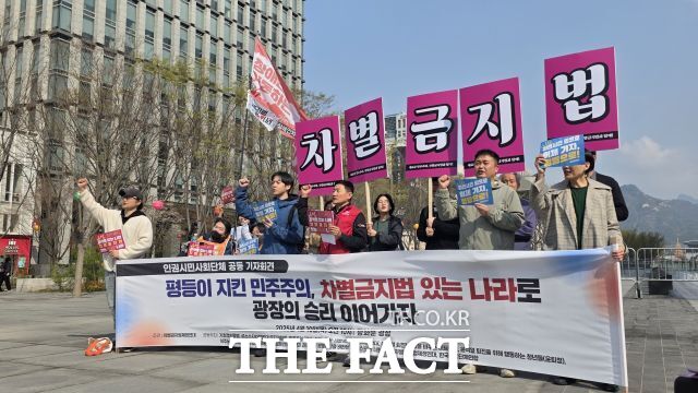 밡  410  α ȭ忡 ȸ    ˱ߴ. / 