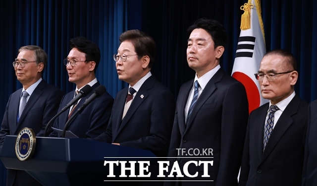   G7 ȸ ⱹ Ϸ յΰ Ⱥ 123 λ縦 ߴ.   4   ɽ û翡   ù λ ǥ ϰ ִ. /ý