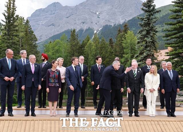   17( ð) ĳ ٹŸ īŰ ֿ 7(G7) ȸ忡 G7  û  ü Կ غϰ ִ.   ð ı Ʈ ̱ 繫,  氡  , 츣ٶ ̿ (EU) , Ű Ÿ  Ѹ,  , ø  īȭ ,   ε Ѹ, ̽ù ðԷ Ϻ Ѹ, Ͽ 彺  繫, Ͽ ڽŸ (EU) ȸ ,  δ Ż Ѹ, ̽ ̳ÿ   ÿ  , ε̸ Ű ũ̳ , ũ ī ĳ Ѹ,  ũ  , Ŭ ιٿ ߽ , ؼ ٹ ȣ Ѹ, 帮 ޸  Ѹ. /īŰ(ĳ)=ý
