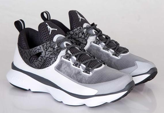 1404054947_jordan_flight_runner_black_white_anthracite_metallic_silver.jpg