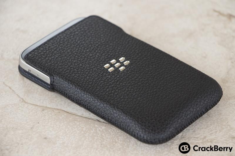 1418864852_BlackBerry_Classic_In_Leather_Pouch_Left.jpg