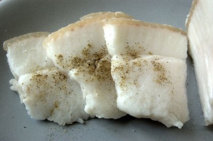 1200px-Salo_with_pepper_closeup.jpg