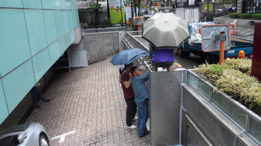 이번 폭우도 버텨낸 그 문 상세구조.jpg - 뽐뿌:자유게시판 이번 폭우도 버텨낸 그 문 상세구조.jpg