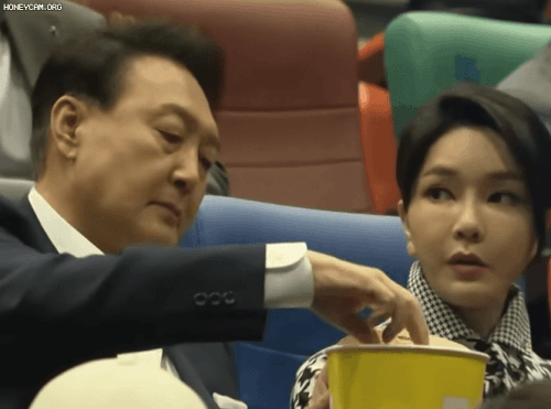 팝콘은 극장에서 먹어야 제맛 - 뽐뿌:짤방갤러리 팝콘은 극장에서 먹어야 제맛
