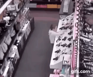 마트 전자제품 코너 대참사 ㄷ..GIF - 뽐뿌:유머/감동 마트 전자제품 코너 대참사 ㄷ..GIF