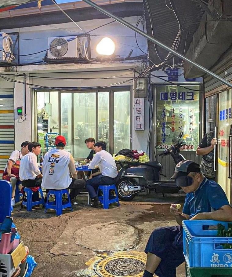 요즘 인싸들이 많이 간다는 술집.jpg - 뽐뿌:자유게시판  요즘 인싸들이 많이 간다는 술집.jpg