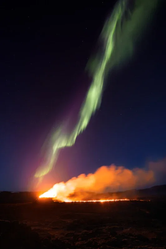 petapixel-jeroenvannieuwenhove-volcanic-aurora-3-533x800.webp