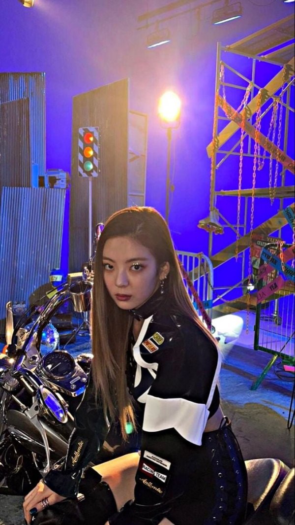 ITZY 04.jpg