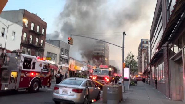 __EARLY ARRIVAL - HEAVY FIRE in Taxpayer__ FDNY Battles MAJOR 4-ALARM Fire in Bronx [ Box  2297 ] 0-6 screenshot.png