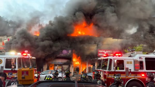 __EARLY ARRIVAL - HEAVY FIRE in Taxpayer__ FDNY Battles MAJOR 4-ALARM Fire in Bronx [ Box  2297 ] 11-3 screenshot.png