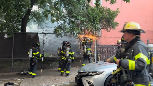 __EARLY ARRIVAL - HEAVY FIRE in Taxpayer__ FDNY Battles MAJOR 4-ALARM Fire in Bronx [ Box  2297 ] 18-5 screenshot.png